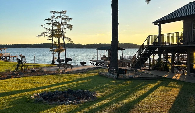 Cozy 4-bedroom cabin with AC and WiFi on Lake D'arbonne.