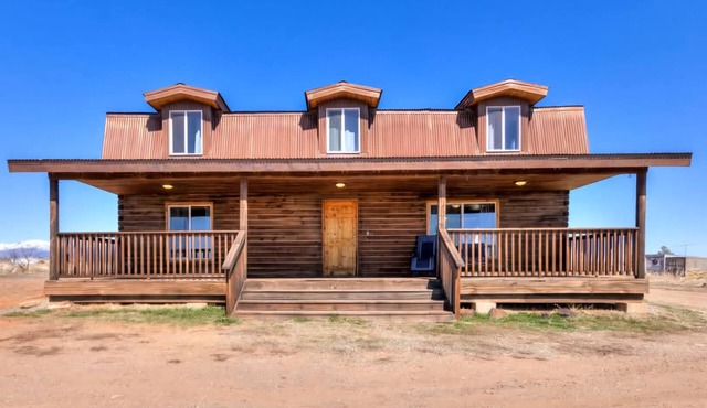 Cozy 4-bedroom cabin in tranquil Blanding with AC, WiFi