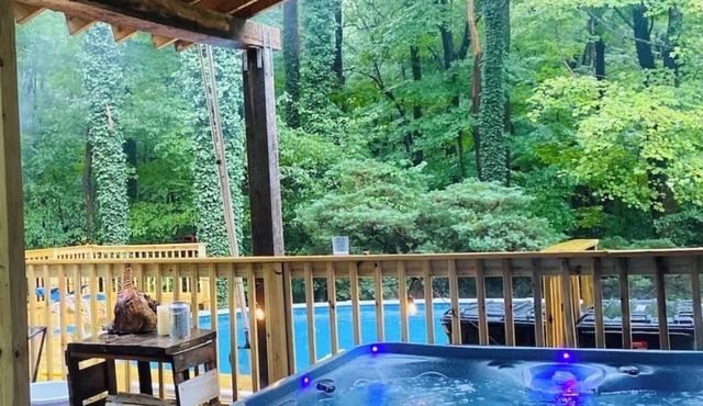 Cozy 4-bedroom cabin in 7 springs w/hot tub for winter and pool in summer