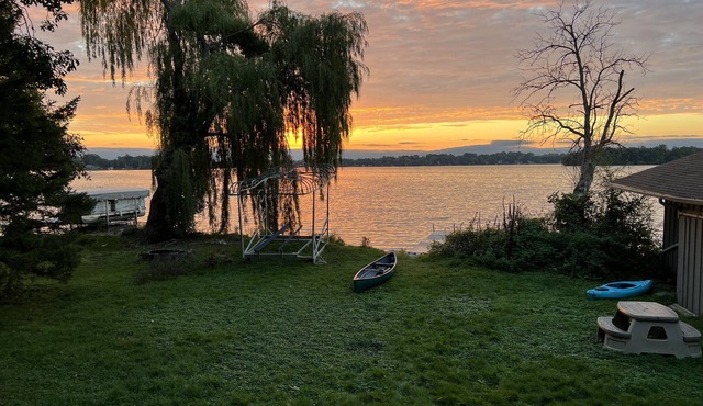 Cozy 4 Bedroom Cabin on Sinissippi Lake Just 60 min from Milwaukee or Madison