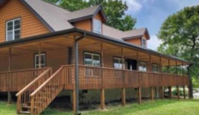 Cozy 4-bedroom cabin with WiFi, AC in brilliant Flat Rock