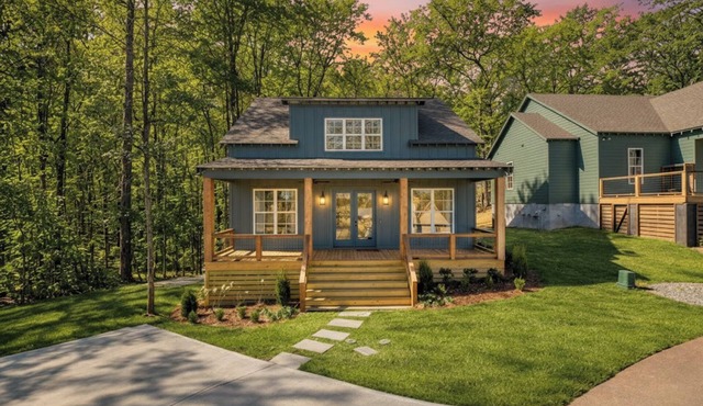 Cozy 4-bedroom cabin at Lake Martin. Water views, 40 min to Auburn University!