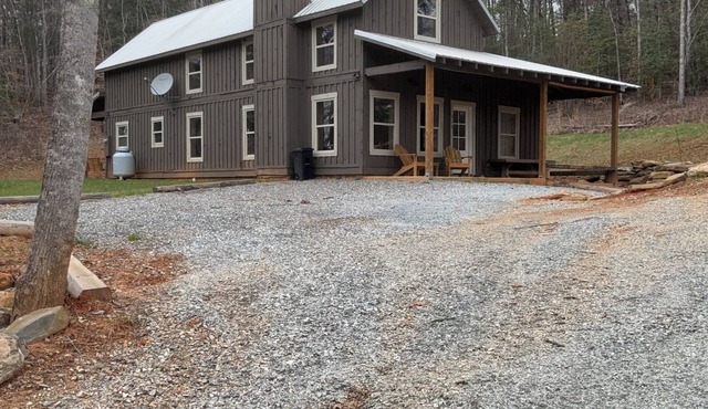 Cozy 4-bedroom cabin in the Appalachian mountains of peaceful Tuckasegee, NC