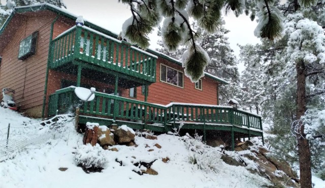 Cozy 4-Bedroom Cabin w/Hot Tub + King Master Bed