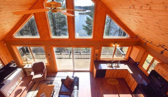 Cozy 4-bedroom Cabin with Hot Tub overlooking Birch Island Lake