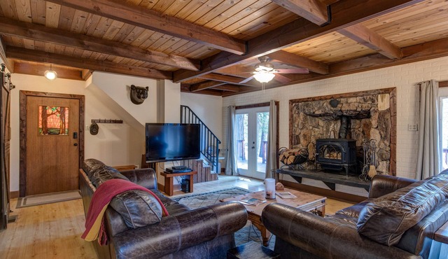 Cozy 4 bedroom Cabin with Hot Tub and BLS & Sequoia Woods access