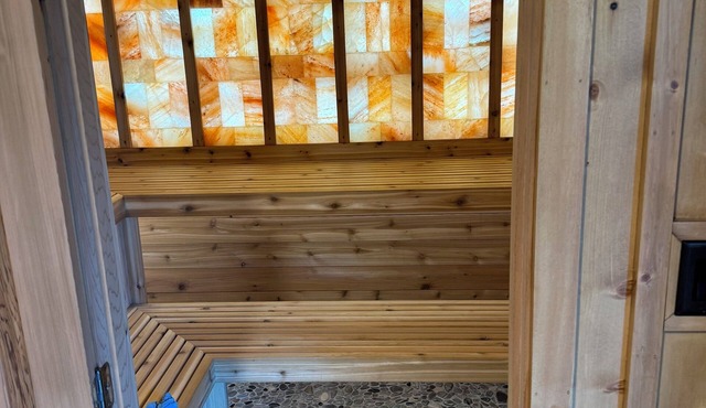 Cozy 4-bedroom cabin with WiFi, AC on Lake Superior.