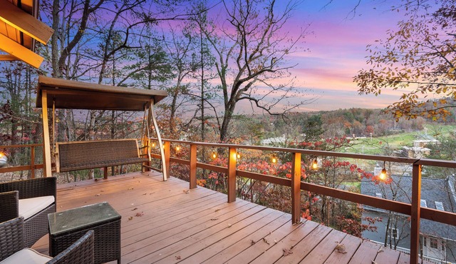 Cozy 4-bedroom cabin with jacuzzi hot tub. Overlooking ski/mnt bike slopes.