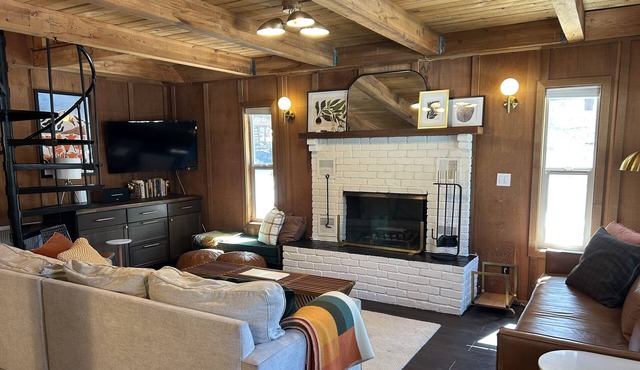 Cozy 4-bedroom chalet in amazing Munds Park with WiFi