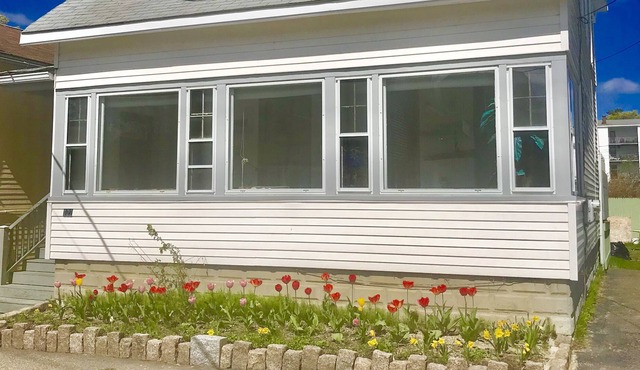 Cozy 4 Bedroom Cottage 2 minute walk to Beach