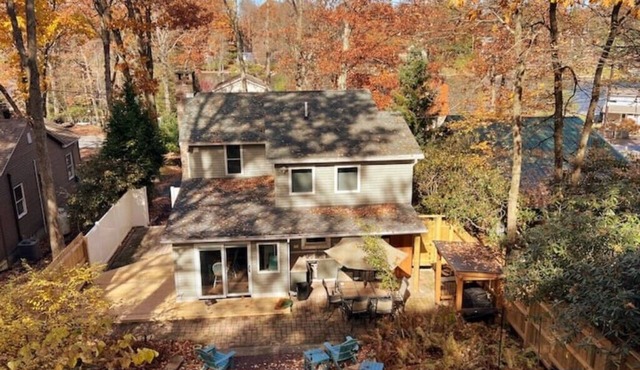 Cozy 4-bedroom cottage with WiFi and AC in gorgeous Lake Harmony