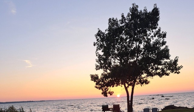 Cozy 4-bedroom cottage in enchanting Verona Beach with AC, WiFi