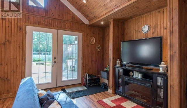 Cozy 4 Bedroom Cottage with lake views and hot tub