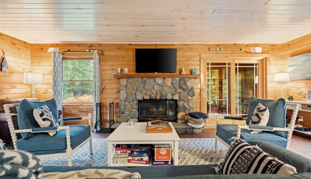 Cozy 4-Bedroom Cottage Nestled in the Trees by Kayuta Lake