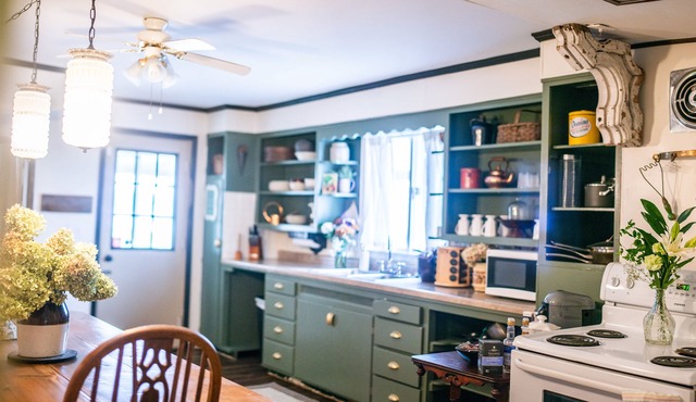 COZY 4 BEDROOM COTTAGE near Peru-NEXT TO Cafe & Vintage Market Place