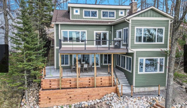 Cozy 4-bedroom cottage on Murray Lake with AC.
