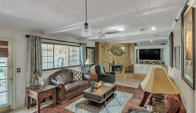 Cozy 4 Bedroom Home - Minutes to Downtown Tulsa by RedAwning