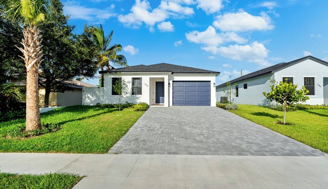 Cozy 4-bedroom home with AC and WiFi and more in delightful city of Greenacres