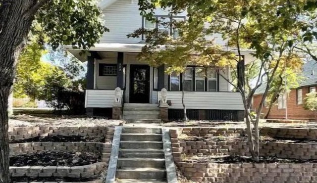 Cozy 4-bedroom home walking distance to Blackstone