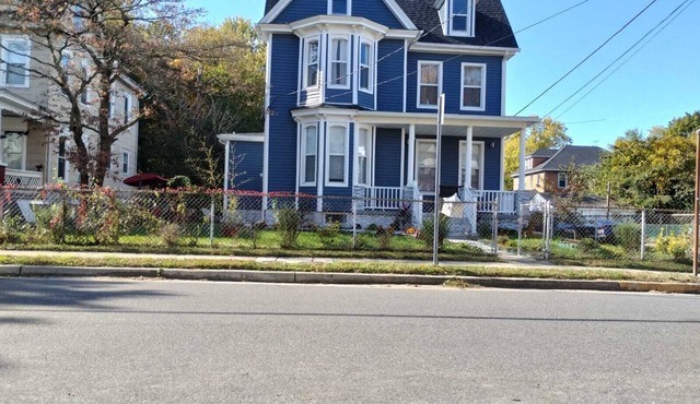 Cozy 4 bedroom house 25 minutes from PHL Airport come stay with us.