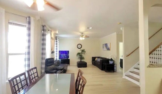 Cozy 4 bedroom house for your family vacation!