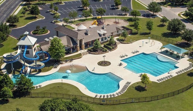 Cozy 4-bedroom house in Austin’s backyard!With a community pool and gym!