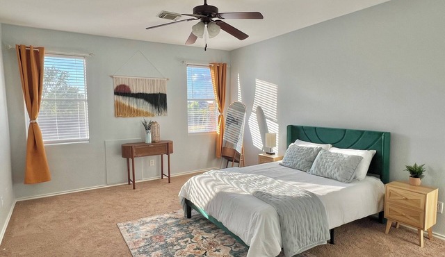 Cozy 4-bedroom house in northeast Austin-sleeps 12 guests