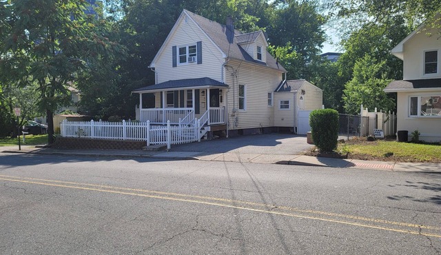 Cozy 4-bedroom house in welcoming Teaneck with WiFi, AC