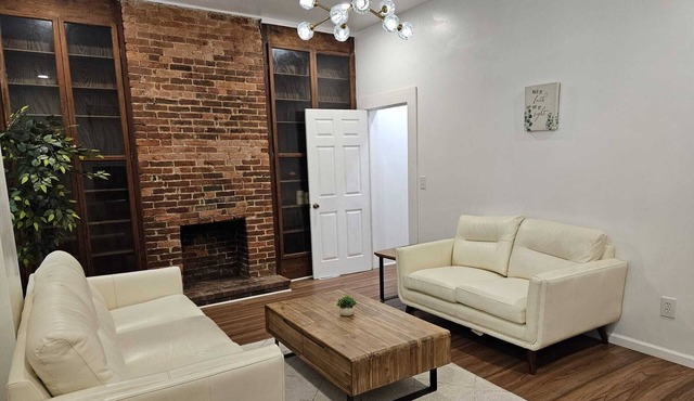 Cozy 4-bedroom house in delightful Elizabeth with AC, WiFi