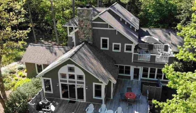 Cozy 4-bedroom house in enchanting Glen Arbor with AC, WiFi