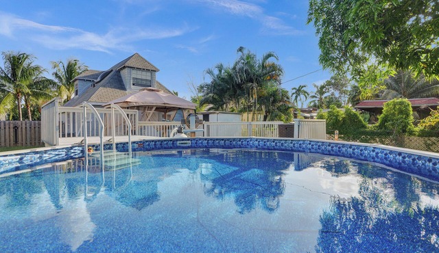 Cozy 4-bedroom house with pool in Hollywood