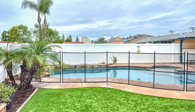 Cozy 4 Bedroom house with Jacuzzi and Pool