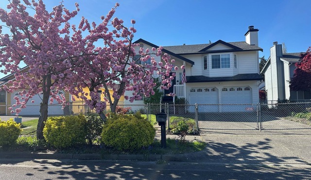Cozy 4-bedroom house with WiFi, central air, & EV Charging in Tacoma