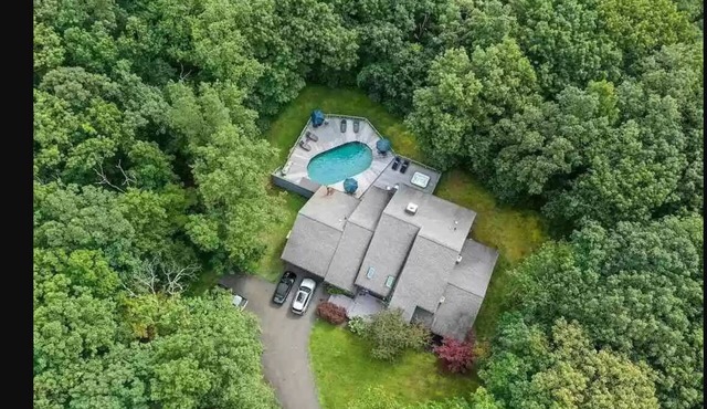 Cozy 4 bedroom, just renovated -with Christmas decor, close to 3 skiing Mt