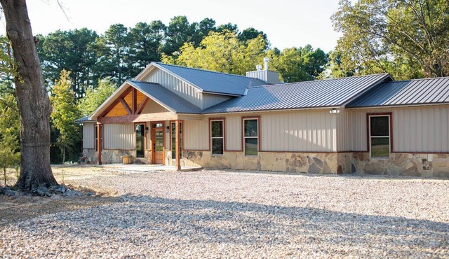 Cozy 4 bedroom Lodge close to I-30 and local wedding venues