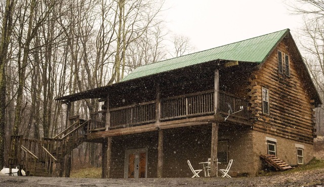 Cozy 4 Bedroom Log Cabin Getaway near Snowshoe, West Virginia With Hot Tub