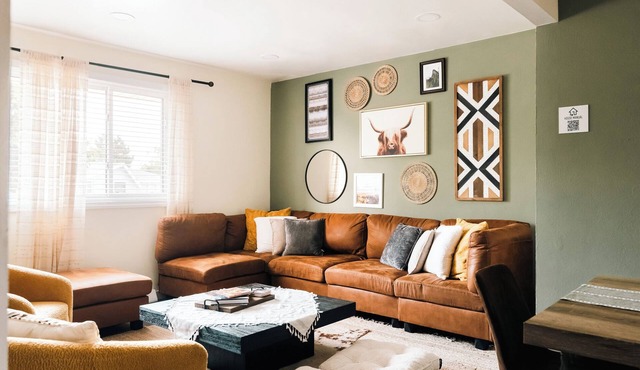 Cozy 4-bedroom National Park themed house with gym + hot tub in Arvada