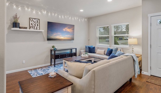 Cozy 4 bedroom retreat - only 5 minutes from a buzzing restaurant district!