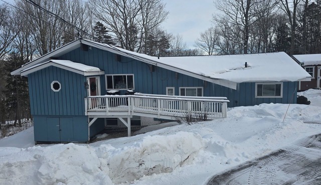 Cozy 4-Bedroom Ski Chalet in Serene Peru VT with Hot Tub AC and fitness room