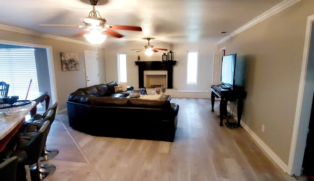 Cozy 4 bedroom sleeps 9 comfortably