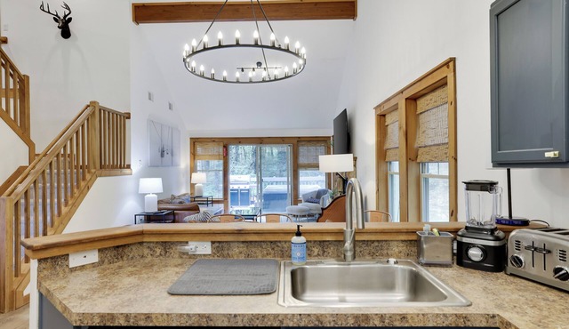 Cozy 4-bedroom townhome with Hot Tub, BBQ Outdoor & Dine, Camelback Mountain