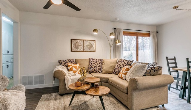 Cozy 4 Bedroom two miles from OU, Sleeps 10!
