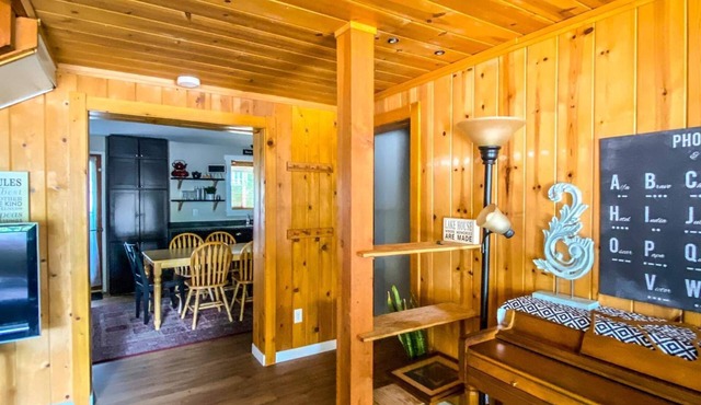 Cozy 4 Bedroom Cabin by the Lake