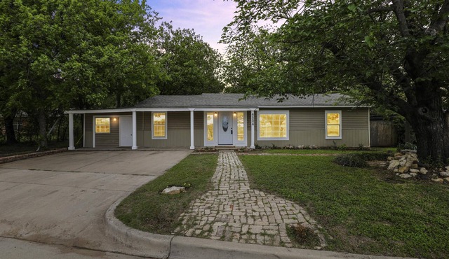 Cozy 4-bedroom w/fire pit 5 minutes from lake!