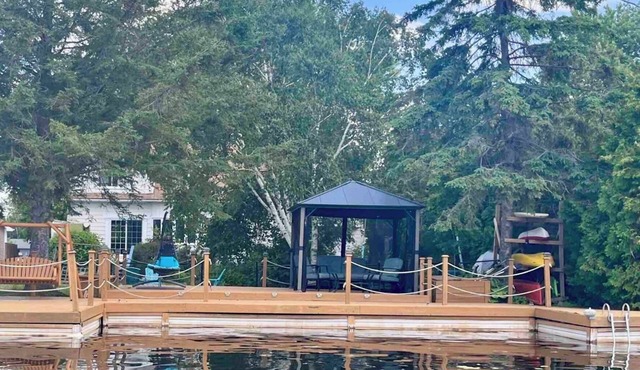 Cozy 4 Bedroom Waterfront Cottage with Hottub and Firepit