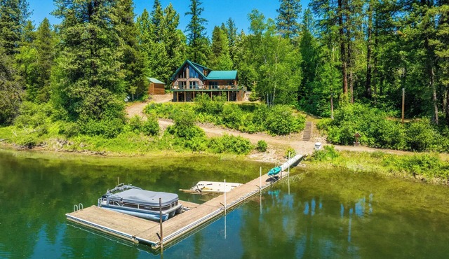 Cozy 4-bedroom waterfront Cabin in peaceful Ione with AC. Sleeps 14!
