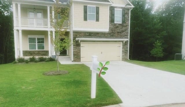 Cozy 4 Bedrooms 🏡 with parking on Premise