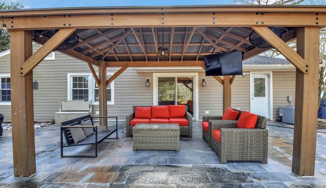 Cozy 4-BR Getaway :Private yard, Gazebo & Grill,