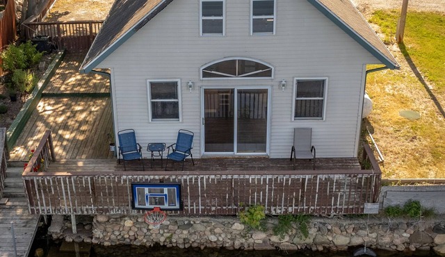 Cozy 4-Lakes Cloverdale Cottage.