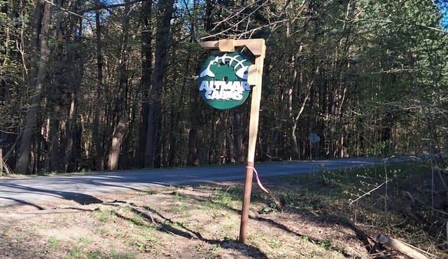 Cozy 4 person cabin with all amenities for a camp ground sportsman vacation